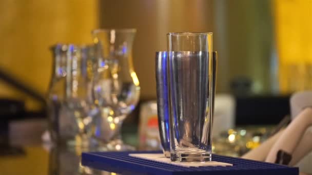 Cantinero Vertiendo Vodka Agitador Plata Cerca — Vídeos de Stock