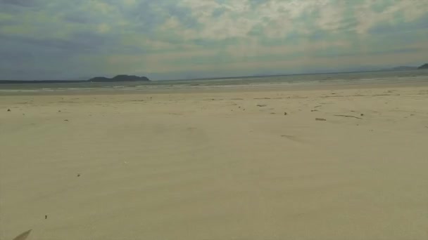 Solstrålar Genom Molnen Honey Island Beach Timelapse Tilt — Stockvideo