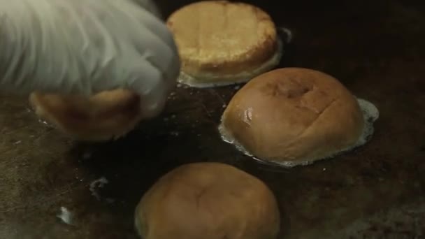 Çörekler Taze Çörekler Kızartılıyor Üst Açı — Stok video