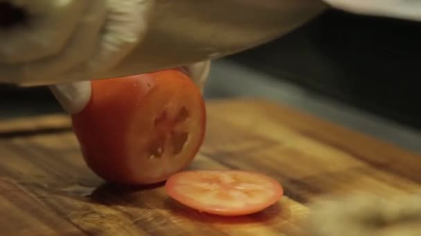 在厨房里的木头上切番茄 完整的过程 — 图库视频影像