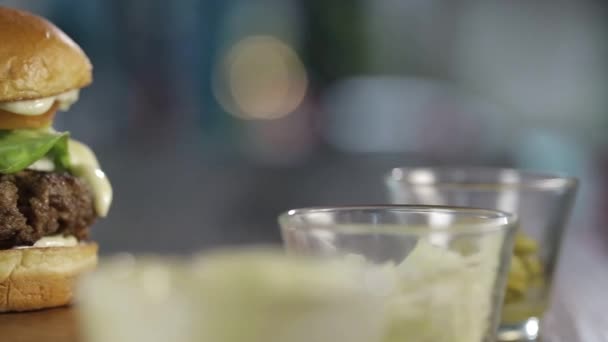 Exibição Hambúrguer Queijo Carne Slider Direita Para Esquerda — Vídeo de Stock