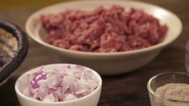 Kıymalı Biftek - Beyaz Kasedeki Kıymalı Biftek - Kaydırıcı - Devam Ediyor