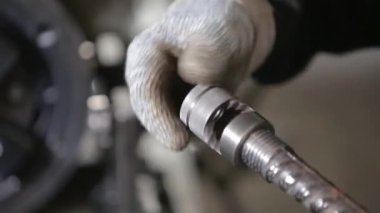 İşçi Çelik Çubuğa Parlak Bağlayıcı Koyuyor - Yan Açı
