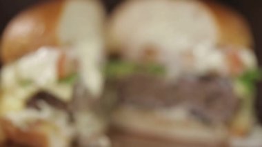 Patates kızartmasıyla dilimlenmiş sığır peynirli burger.