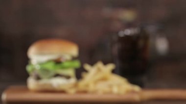 Kızarmış patatesli kuzu peynirli burger Usta - Odaklan
