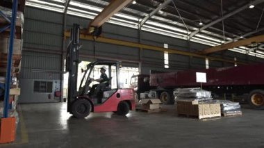 Red Fork asansörü bir depoda çalışıyor.