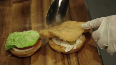 Balık Fileto Burger - Çöreğin üzerine Balık Yerleştirme