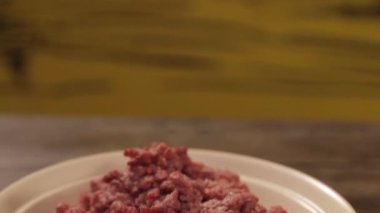 Kıyma - Beyaz Kasede Kıyma - Yukardan Aşağıya Doğranmış - Kıyma