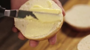 Çörekler - Yuvarlak kesim Çöreklere Tereyağı Sürme - Kapat - Üst Açı