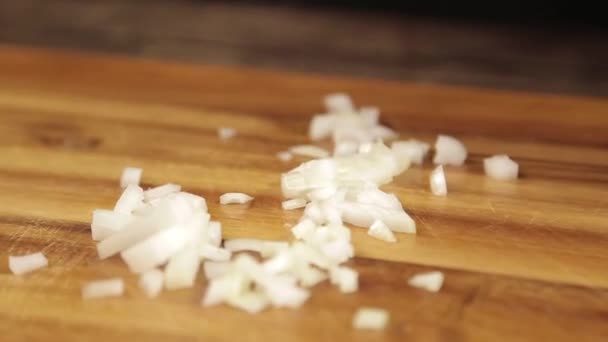 Λευκά Κρεμμύδια Καθαρισμός Του Τεμαχισμένου Λευκού Κρεμμυδιού Από Ξύλο Κοπής — Αρχείο Βίντεο