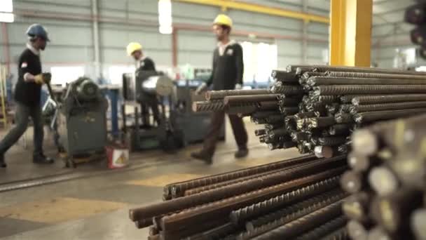 Arbeiter Schneiden Bündel Von Stahlstangen Slider Von Links Nach Rechts — Stockvideo