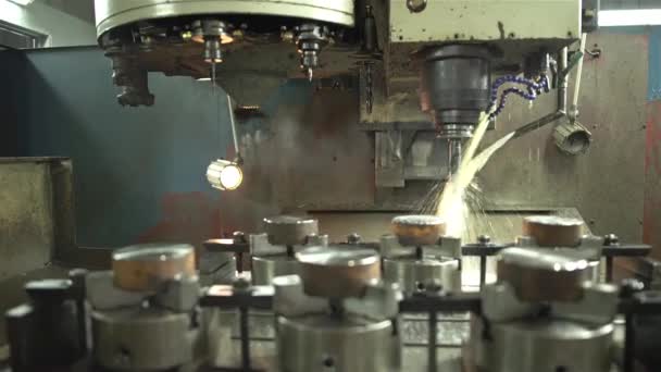 Máquina Fazendo Buraco Bloco Metal Redondo Slider Movendo Para Longe — Vídeo de Stock
