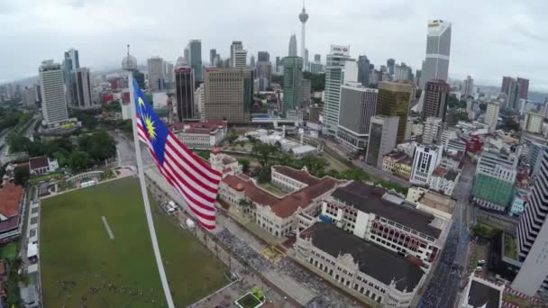 이시아 Merdeka Square Malaysian Flag Pole Moving Right Left Aerial — 비디오