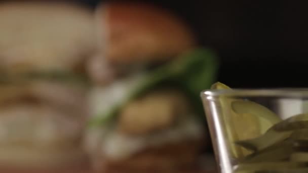 Halfilé Burger Szeletelt Bezárás Display Slider Jobbra Balra — Stock videók