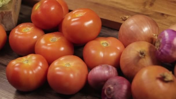 Groenten Tomaten Uien Pan Van Links Naar Rechts — Stockvideo