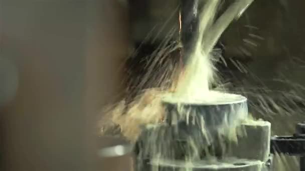 Macchina Che Foro Nel Blocco Metallo Rotondo Con Liquido Bianco — Video Stock