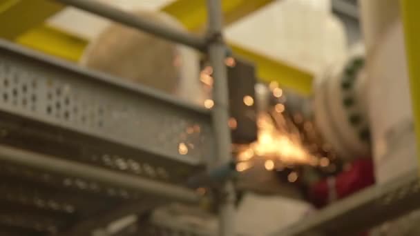 Arbeiter Roten Tüchern Schleift Ein Maschinenrohr Focus Pull — Stockvideo