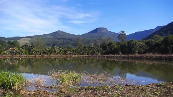 Vackra Gröna Kanjoner Brasilien Reflekterar Sjö — Stockvideo