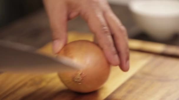Oignons Blancs Peeling Oignons Blancs Sur Une Planche Découper Wodden — Video