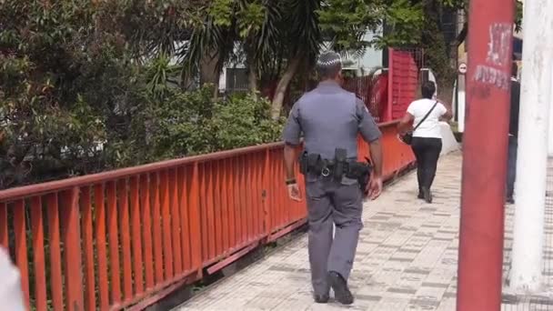 Parte Trás Polícia Homem Azul Cinza Uniforme Andando Ponte — Vídeo de Stock