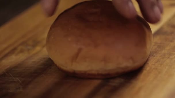 在木制桌子上切鲜圆面包 — 图库视频影像
