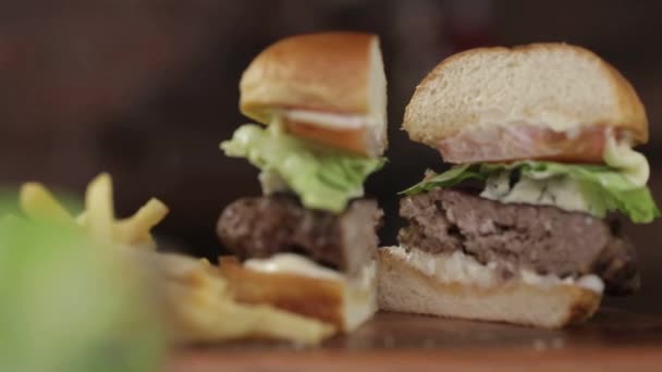 Marhahús Burger Display Szeletelt Slider Mozgó Felé — Stock videók