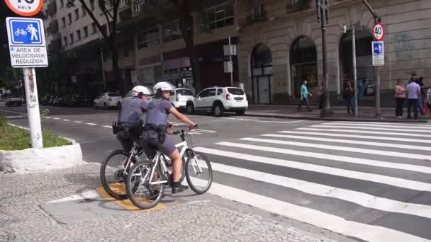 Sao Paulo Politie Fiets Wachtend Een Signaal — Stockvideo