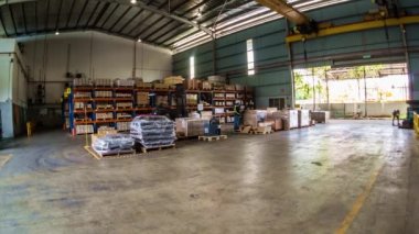 Depo Deposunda Asansörle Çalışan İnsanlar - Zaman Çizelgesi