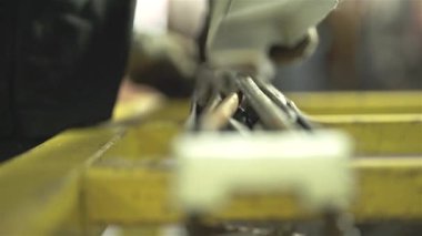 İnşaat İşçisi İnşaat Takviye Ürünlerini Paketliyor