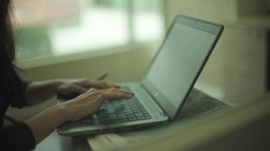 Dizüstü bilgisayarda Çalışan Kız - Kapat - Kaydırıcı - 2.