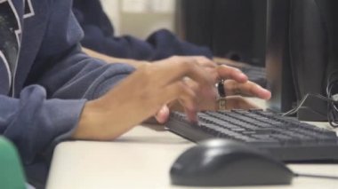 Bilgisayarda Gümüş Yüzüklü Kız Yazıyor ve Fare Kullanıyor - Kapat