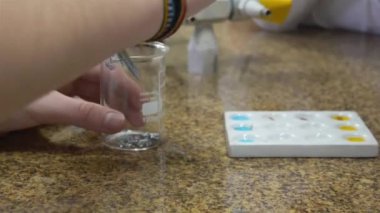 Kimya Laboratuvarında Düşürücüyle Çalışan Kız - Yakın plan