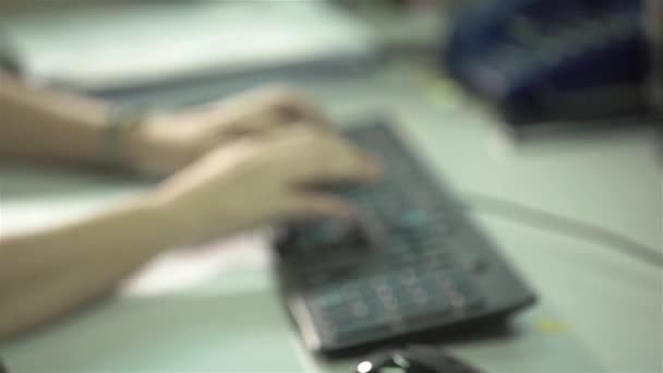 Las Mujeres Chinas Escribiendo Teclado Negro Cerca Ángulo Lateral — Vídeo de stock