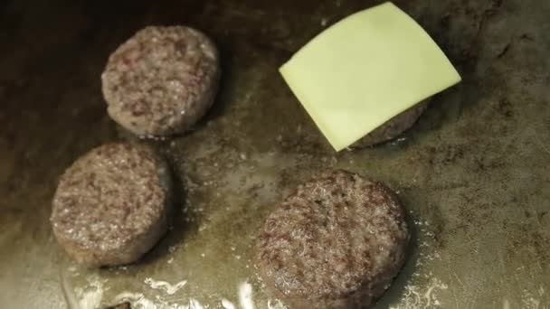 Patty Biftek Pastalarına Peynir Koymak Üst Açı — Stok video