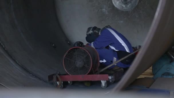 Trabalhador Panos Azuis Soldagem Dentro Uma Tubulação Enorme Slider Direita — Vídeo de Stock