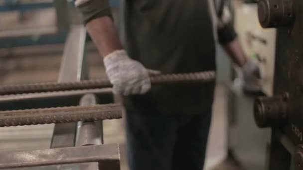 Trabalhador Fábrica Colocando Barra Aço Cortada Uma Máquina Ângulo Lateral — Vídeo de Stock