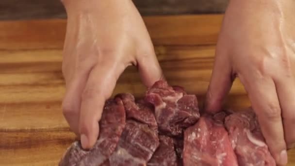 Pedaço Carne Crua Sendo Cortado Faca Pedaços Pequenos Ângulo Dianteiro — Vídeo de Stock