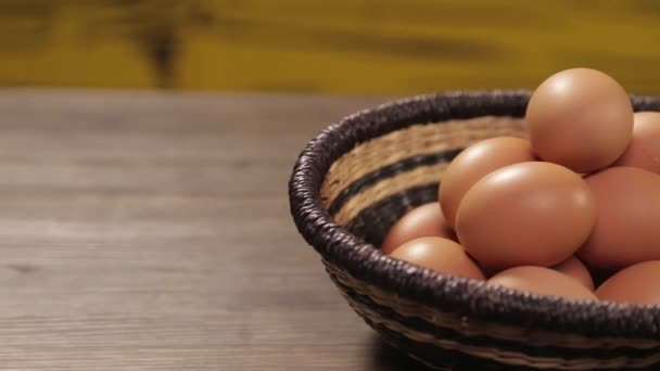 Eieren Browne Eggs White Bowl Slider Van Links Naar Rechts — Stockvideo