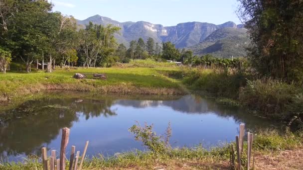 Επανεπιλογή Των Βουνών Μια Λίμνη Στην Praia Grande Βραζιλία — Αρχείο Βίντεο