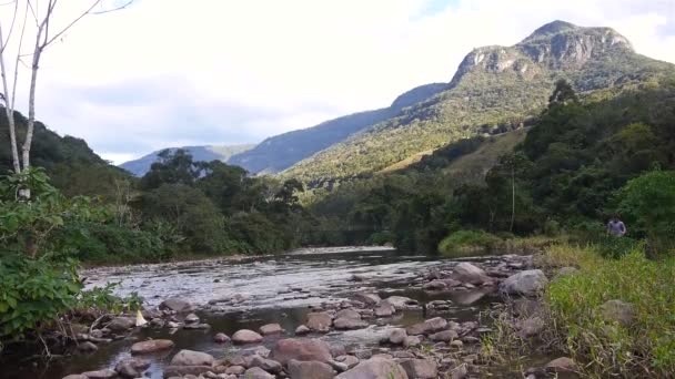 Río Rocoso Frente Cañones Verdes — Vídeo de stock