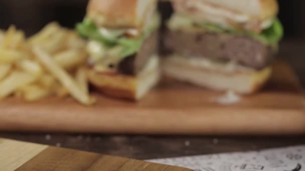 Bárány Sajt Burger Szeletelt Display Slider Mozgó Felé — Stock videók