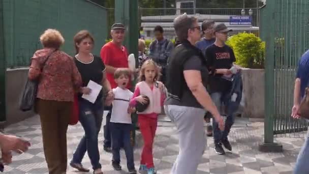 Vrouwen Met Twee Kinderen Lopen Het Treinstation Uit — Stockvideo