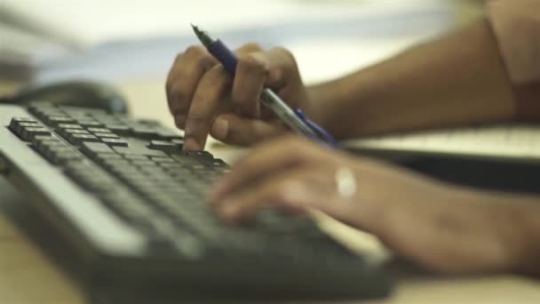 Hombre Escribiendo Teclado Negro Cerca — Vídeo de stock