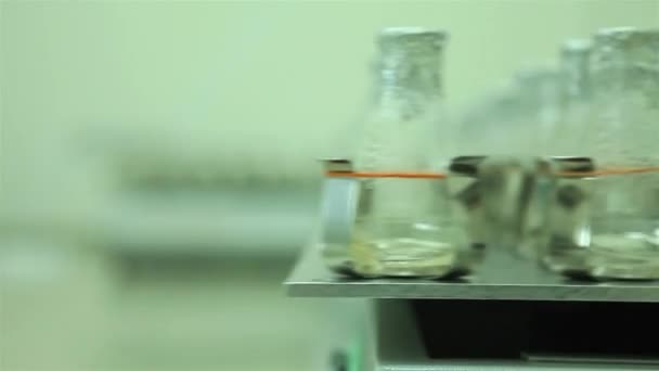 Botellas Químicas Que Mezclan Una Máquina Focus Pull — Vídeo de stock