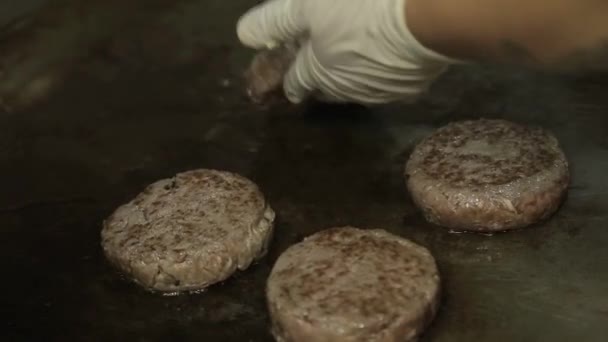 ミートパティ グリドルで牛肉のパーティーを調理 トップアングル3 — ストック動画