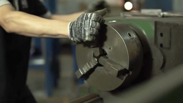 工場労働者が機械をロック スライダー — ストック動画