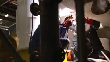 2 kişi bir makine borusunu kaynak yapıyor - Kaydırıcı - Soldan Sağa 3