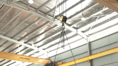 Uzun Çelik Çubuklar Vinçle Hareket Ediyor