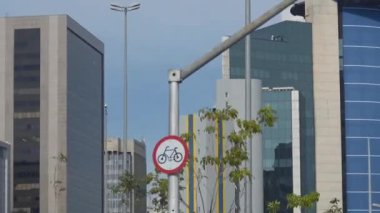 Binaların Skyline 'ı - Bir Arabayla İlerliyor - Ön Açı