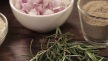 Biftek Patty Malzemeleri - Beyaz Kasedeki Ekmek Kaseleri - Kaydırıcı - Sağdan Sola